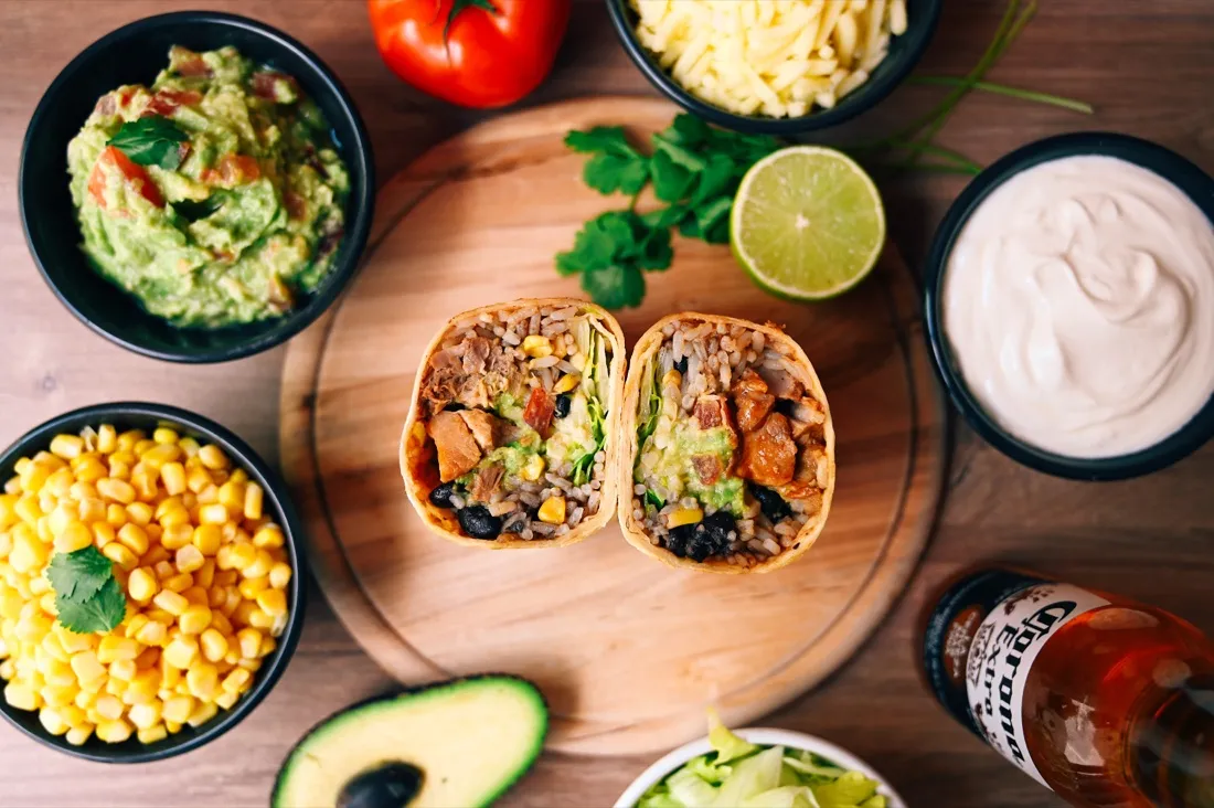 Burritos servis avec avocat, maïs et crème