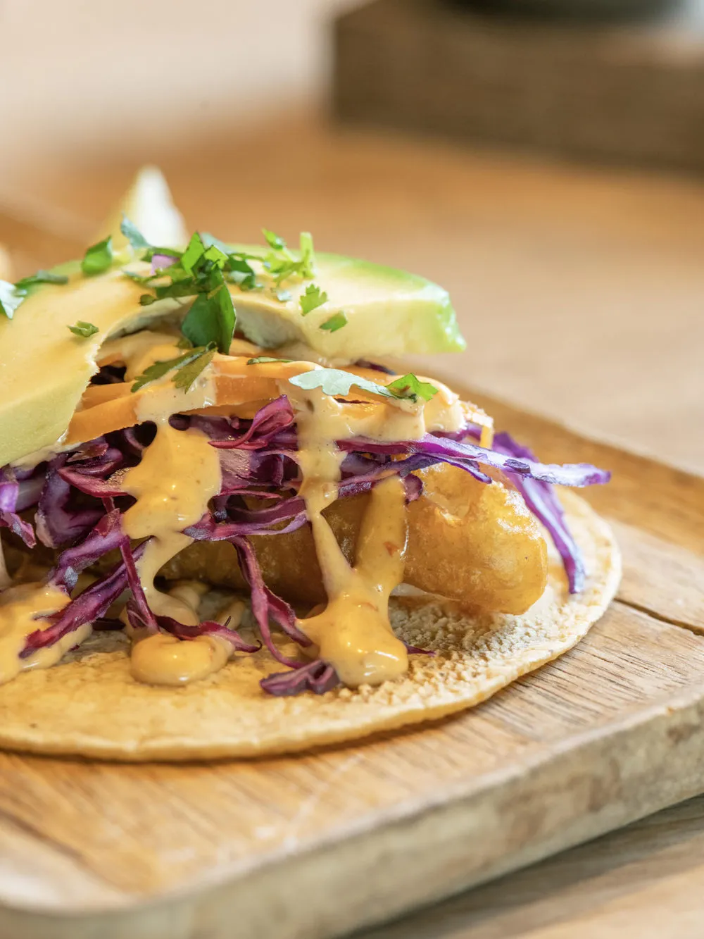 Un taco garni de chou rouge et d'avocat