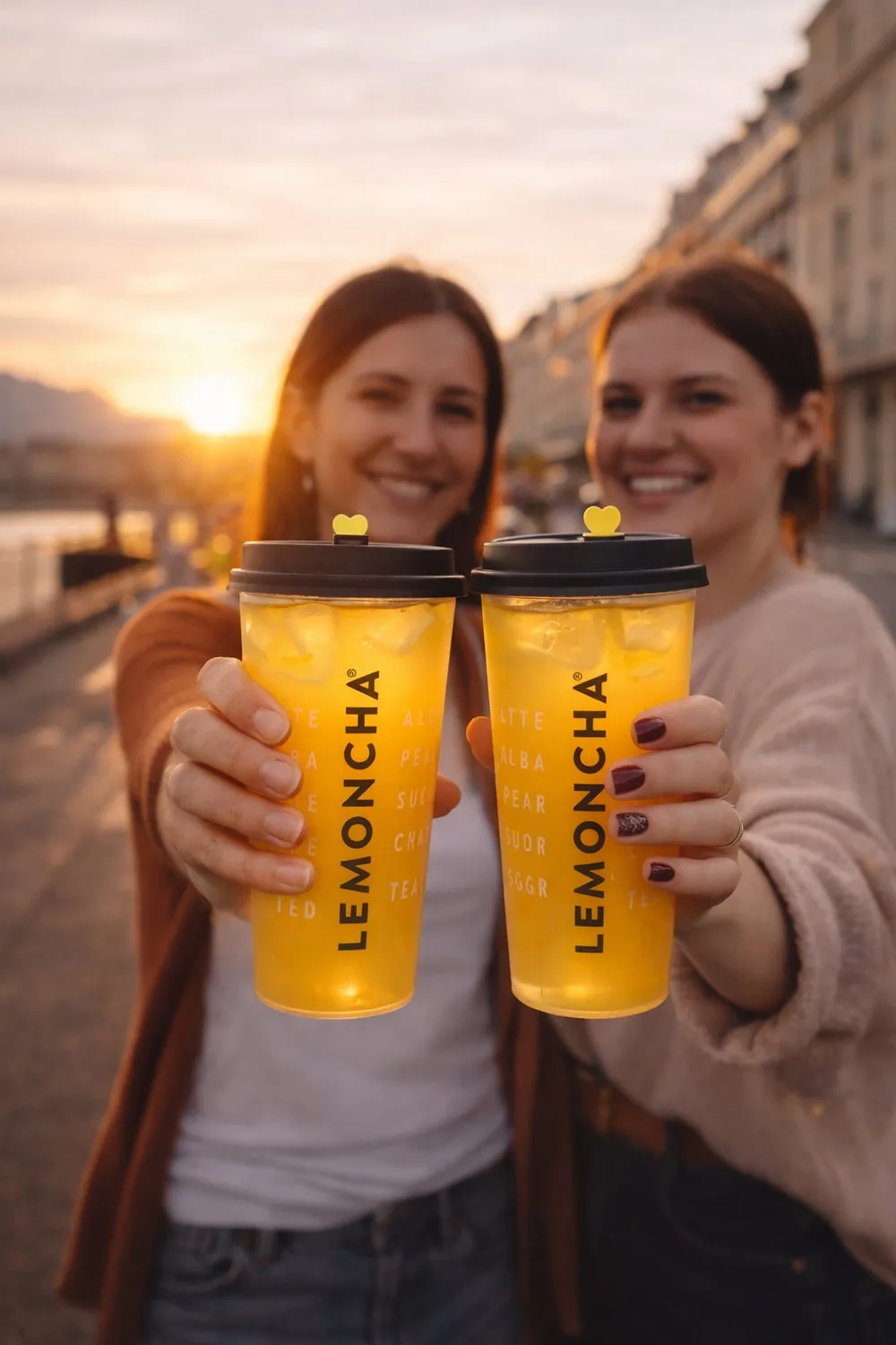 Deux amies trinquent avec leurs boissons Lemoncha