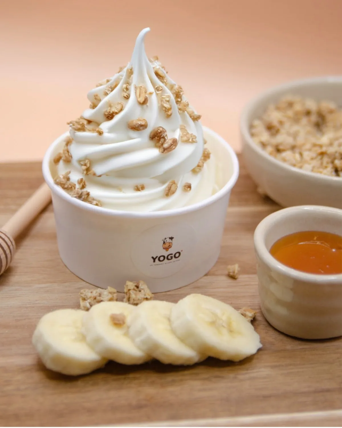 Un yogur helado Yogo con granola, plátano y miel